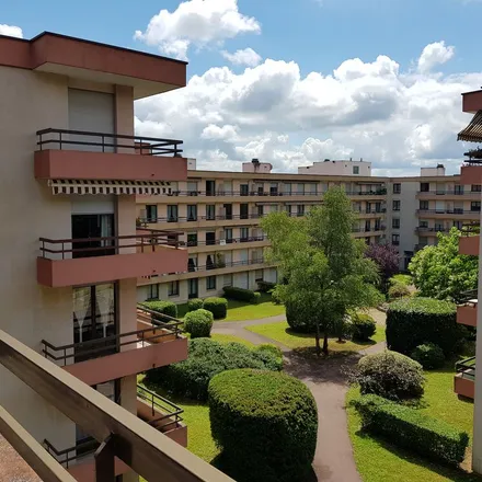 Rent this 3 bed apartment on 109 Rue des Oublettes in 89100 Sens, France