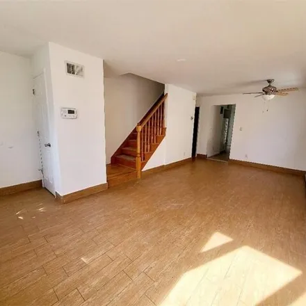 Image 3 - 124-20 Cronston Avenue, New York, NY 11694, USA - Duplex for sale