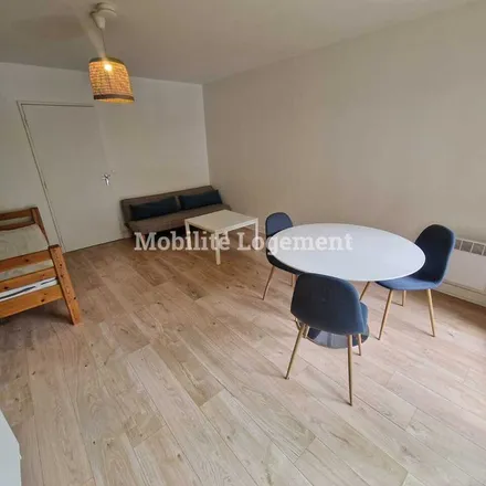 Image 4 - 1 Place Gambetta, 78000 Versailles, France - Apartment for rent