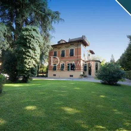 Buy this 1903 bed house on Via dei Bicchi in 55014 Lucca LU, Italy