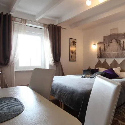Rent this 5 bed townhouse on 50500 Carentan-les-Marais