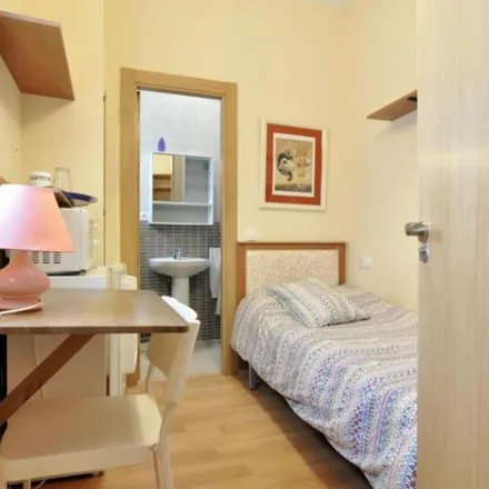 Rent this 3 bed apartment on Calle Álamos in 31, 29008 Málaga