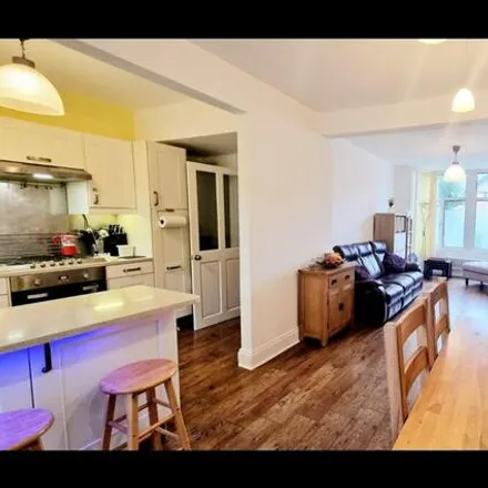 Image 6 - Moorfield Road, London, UB8 3SL, United Kingdom - Townhouse for rent