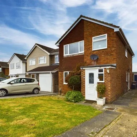 Buy this 3 bed house on Benning Way in Wokingham, RG40 1XX