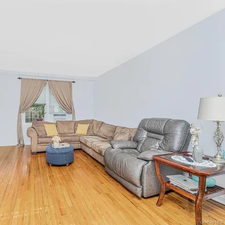 Image 6 - 2080 Barnes Avenue, New York, NY 10462, USA - Condo for sale