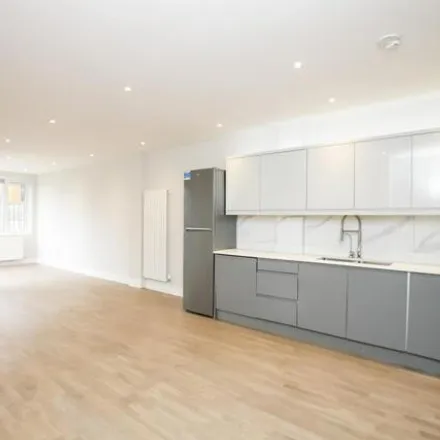 Image 2 - St Mary's Crescent, London, NW4 4LJ, United Kingdom - Duplex for rent