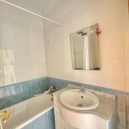 Rent this 6 bed apartment on Rua da Estação 2 in 2500-116 Caldas da Rainha, Portugal