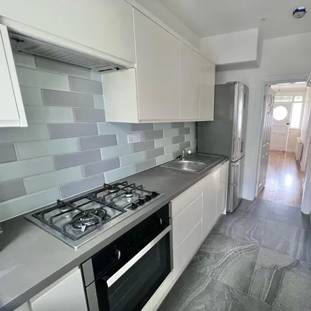 Rent this 3 bed townhouse on 44 Shirley Road in London, CR0 7EP