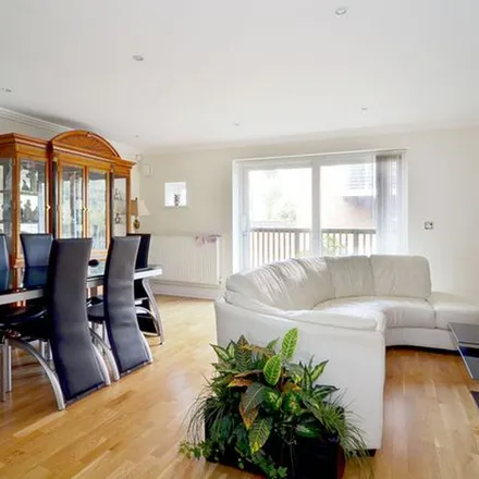 Rent this 5 bed townhouse on Somerset Road in London, TW8 8BU