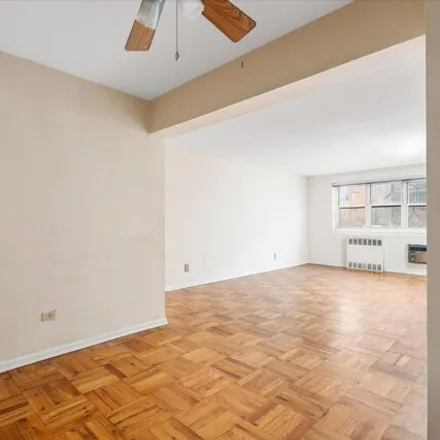 Image 4 - 88-12 151st Avenue, New York, NY 11414, USA - Apartment for sale