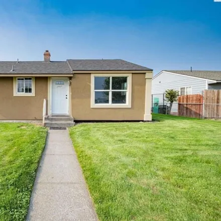 Buy this 3 bed house on 2015 Riverview Drive in Pasco, WA 99301