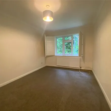 Image 2 - Heatherdale Road, Camberley, GU15 2LT, United Kingdom - Apartment for rent