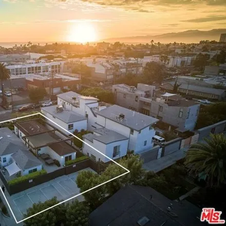 Image 1 - 305 Indiana Avenue, Los Angeles, CA 90291, USA - House for sale