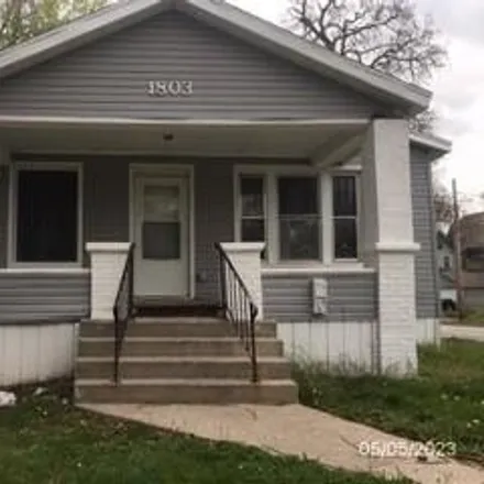 Buy this 3 bed house on 979 Jefferson Avenue in Des Moines, IA 50314