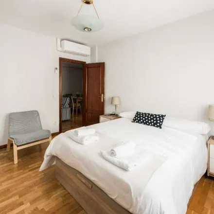Rent this 3 bed apartment on Peluquería Azul in Calle del Alcalde Sáinz de Baranda, 56