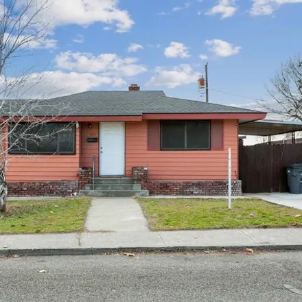 Buy this 3 bed house on 611 South Buntin Street in Kennewick, WA 99336