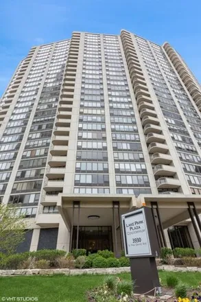 Buy this 3 bed condo on Lake Park Plaza in 3930 North Pine Grove Avenue, Chicago