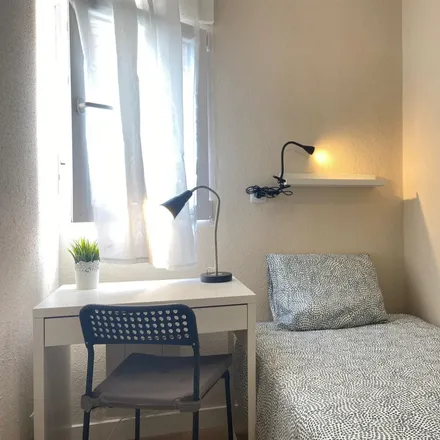 Rent this 5 bed room on Madrid in Avenida de la Albufera, 100