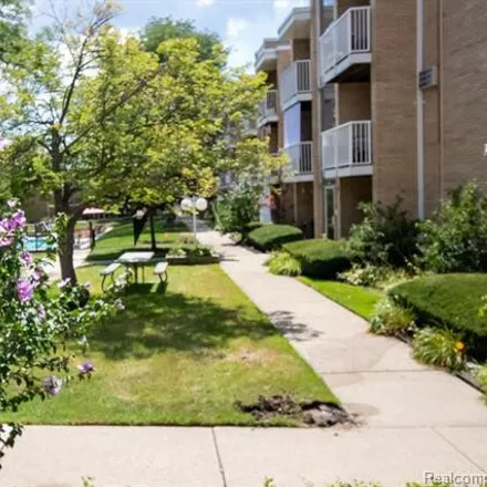 Buy this 1 bed condo on Crooks Road in Royal Oak, MI 48073