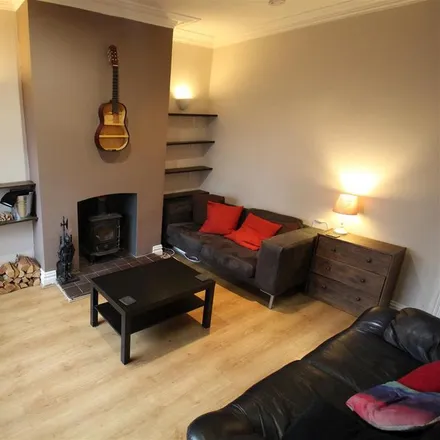 Rent this 6 bed townhouse on 38 Newport View in Leeds, LS6 3BX