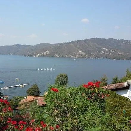Rent this 4 bed house on Calle Aretillos in 51200 Valle de Bravo, MEX