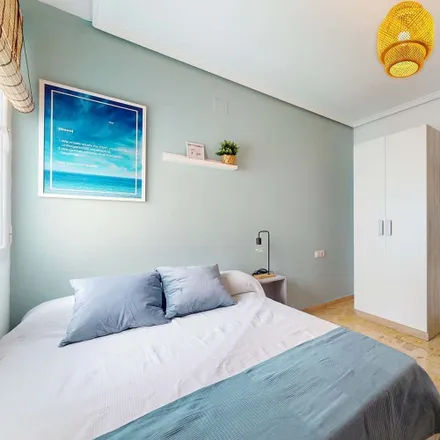 Rent this 6 bed room on Avinguda de Peris i Valero in 93, 46006 Valencia