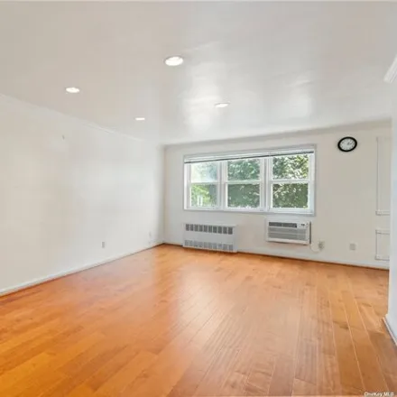 Image 4 - 16 Canterbury Rd Apt 1M, Great Neck, New York, 11021 - Apartment for sale