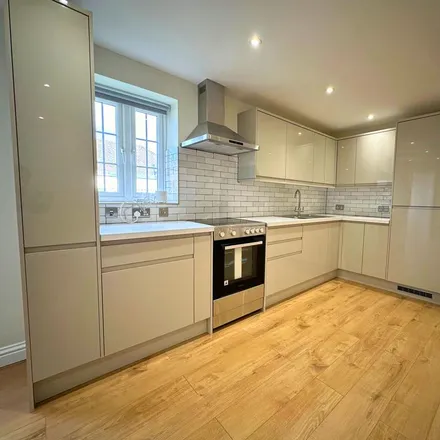 Rent this 2 bed apartment on Hayes Lane in London, CR8 5JQ