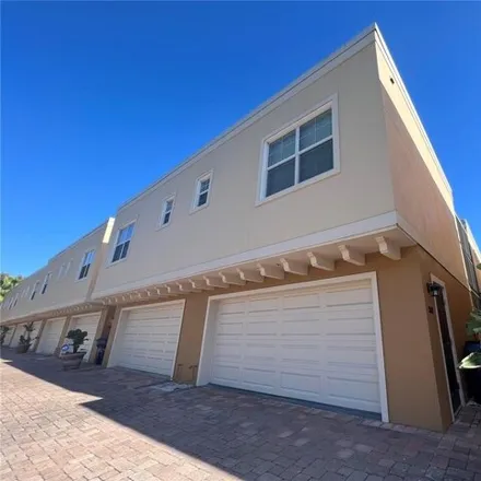 Rent this 4 bed townhouse on Macdill Avenue @ Euclid Avenue in South Macdill Avenue, Tampa