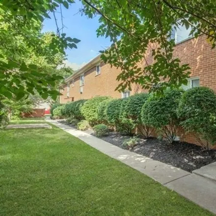 Rent this 2 bed condo on North Bywood Avenue in Clawson, MI 48017