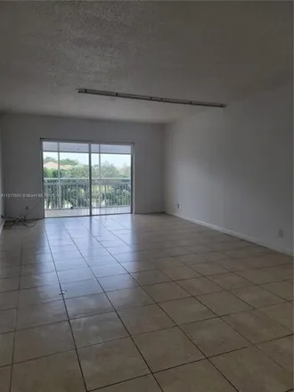 Image 2 - 4276 Hillcrest Drive, Hollywood, FL 33021, USA - Condo for sale