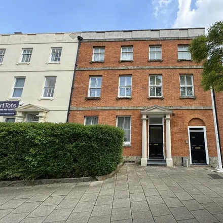 Rent this 1 bed apartment on Mail Boxes Etc. in Town Centre, 29-30 High Street