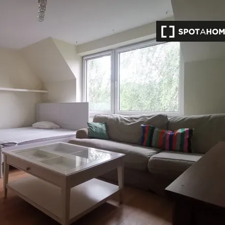 Rent this 3 bed room on Kasztelańska 23 in 30-116 Krakow, Poland