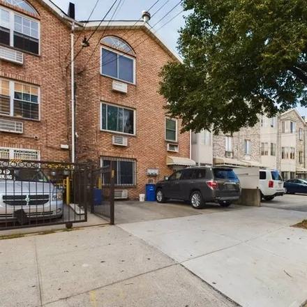 Buy this studio house on 2073 Daly Avenue in New York, NY 10460