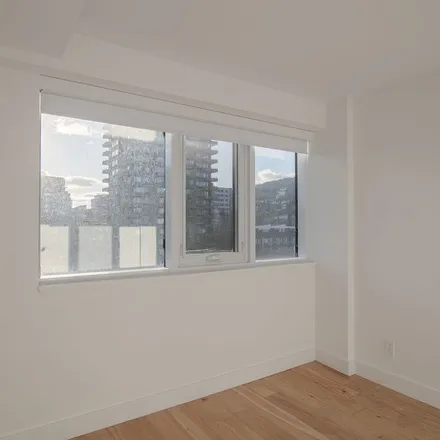 Image 4 - 3454 Rue Peel, Montreal, QC H3A 1W7, Canada - Apartment for rent