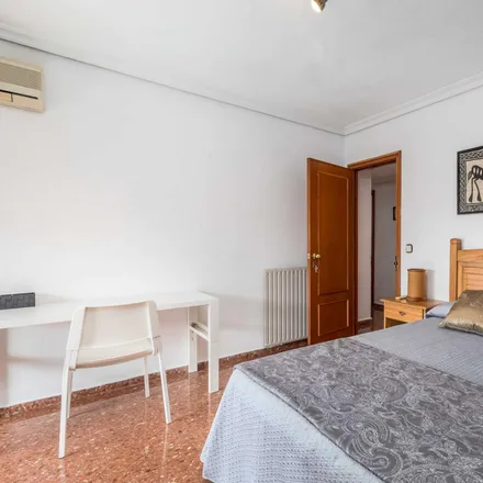 Rent this 5 bed room on Avinguda de la Constitució in 6, 46009 Valencia