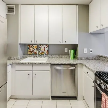 Image 2 - Fairway Market, 240 East 86th Street, New York, NY 10028, USA - Apartment for rent