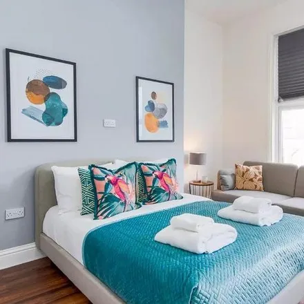 Rent this studio apartment on 119 Warwick Road in London, SW5 9UB