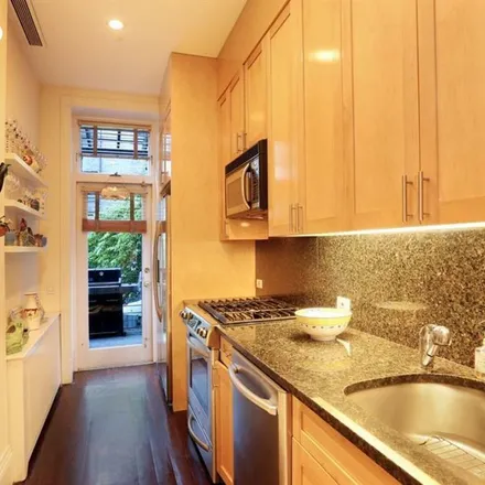 Rent this 3 bed townhouse on 116 East 91st Street in New York, NY 10128