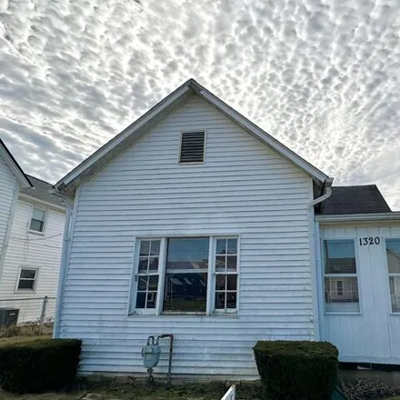 Buy this 2 bed house on 1320 East Walnut Street in Lancaster, OH 43130