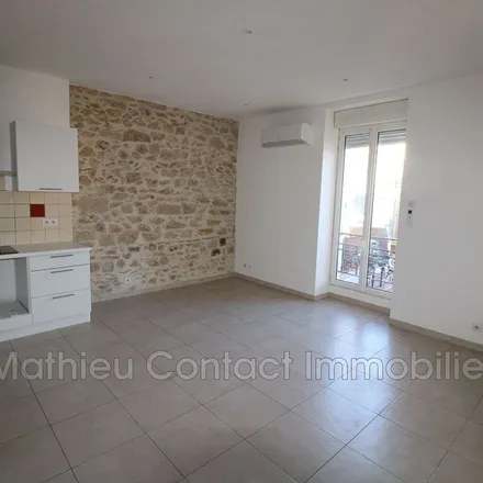 Image 4 - 1 Place des Arènes, 30000 Nîmes, France - Apartment for rent
