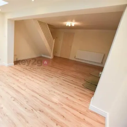 Image 3 - Deepwell View, Sheffield, S20 4SP, United Kingdom - Townhouse for rent