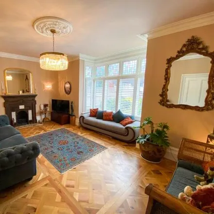Image 3 - Dunboe Place, Shepperton, TW17 9HH, United Kingdom - House for sale