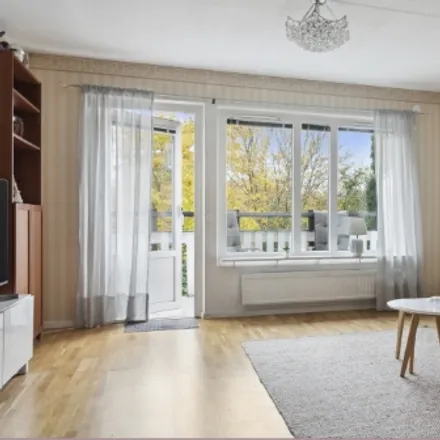 Rent this 5 bed townhouse on Kvintettvägen 7 in 142 43 Drevviksstrand, Sweden