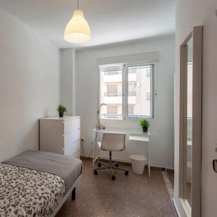 Rent this 5 bed room on Plaça d'Àvila in 14, 46010 Valencia