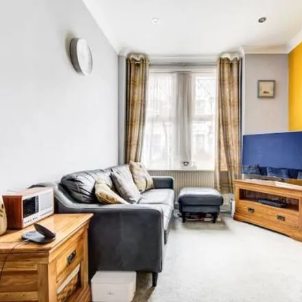 Rent this 4 bed apartment on 19 Thorpebank Road in London, W12 0PG