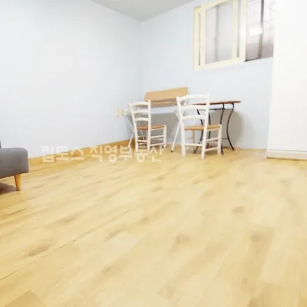 Rent this studio apartment on 서울특별시 송파구 방이동 154-16