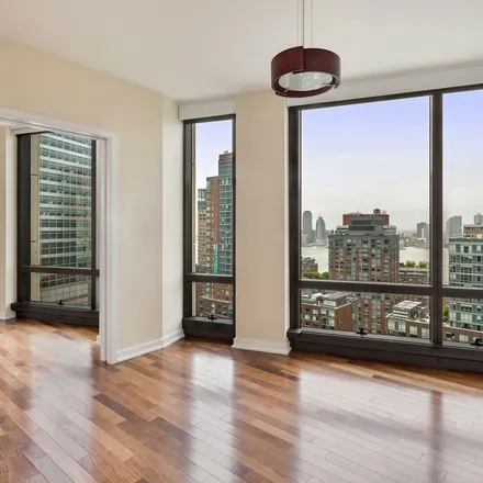 Rent this 3 bed apartment on 92 Warren Street in New York, NY 10007