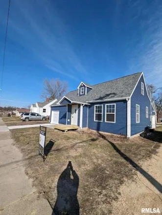 Buy this 4 bed house on 1437 South 14th Street in Clinton, IA 52732