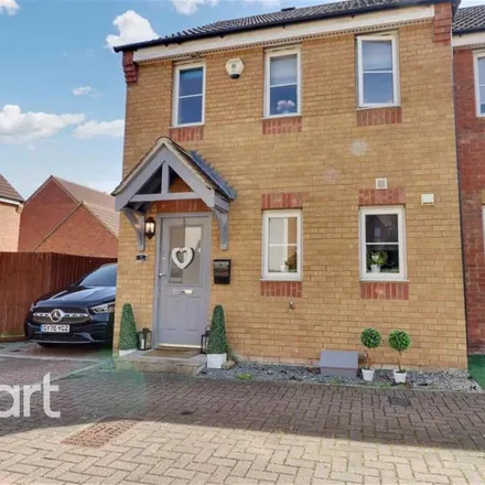 Rent this 3 bed duplex on 53 Hodges Close in Grays, RM16 6EN
